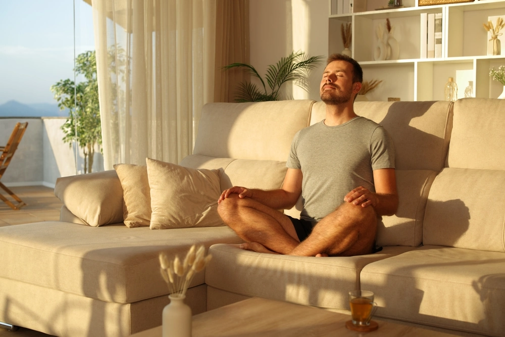 Persona practicando respiración consciente en sesión de Rebirthing Breathwork